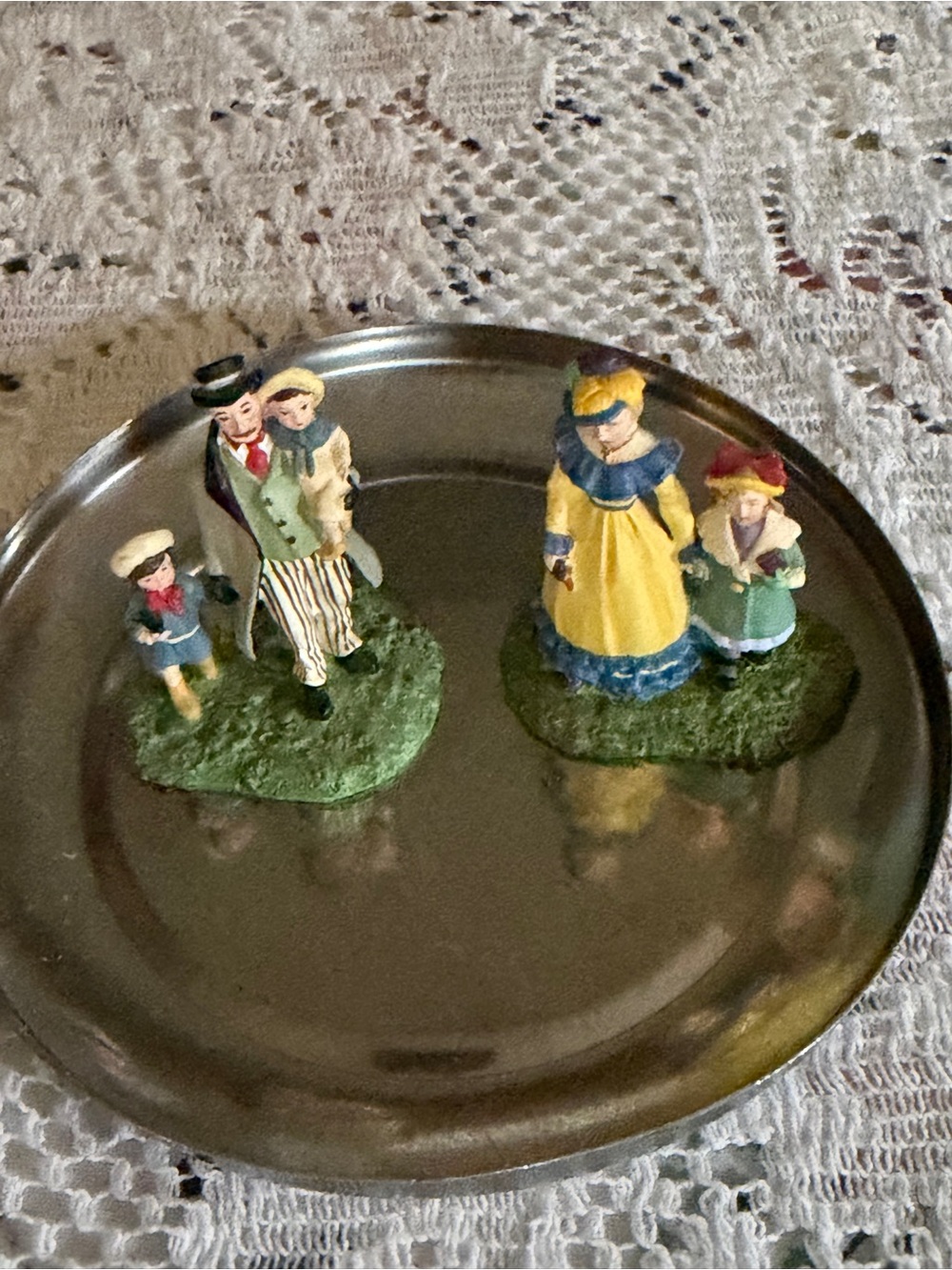 Dept. 56 Seasons Bay Sunday Morning at the Chapel Figurines